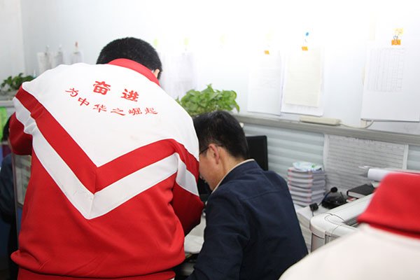烂漫的大好春光在十三中校园里呼之欲出