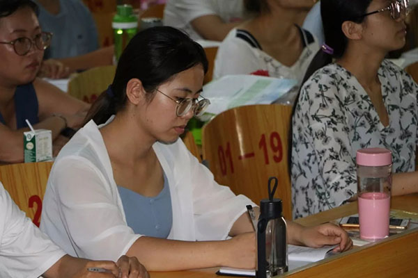 青年教师如何快速成长等方面开展了“如