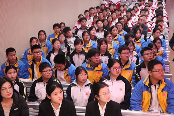 世界珠心算冠军付海东老师为师生们带来