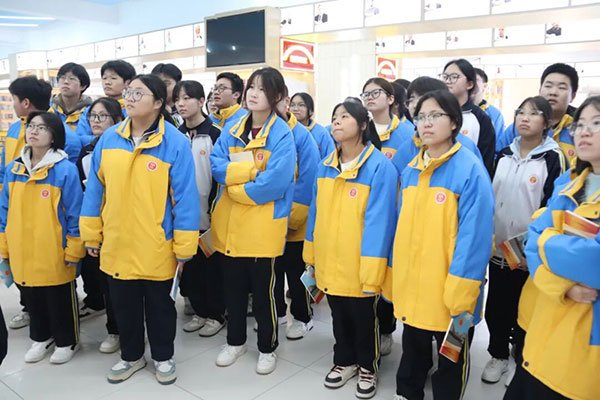 同题参见来访师生依次参观了教学楼