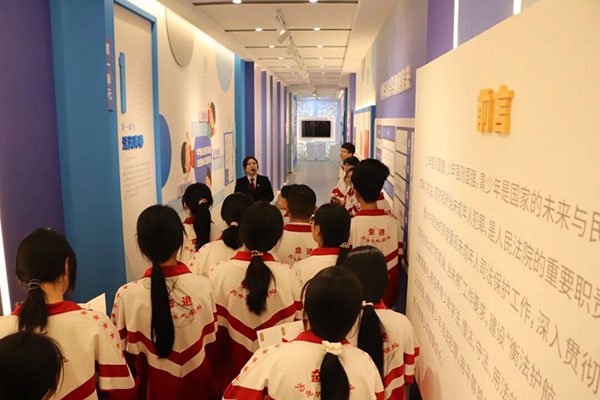 同学们先后参观了中院党建实训基地与青