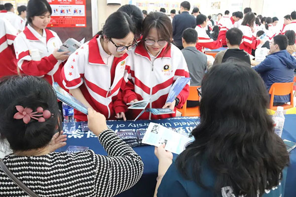 与学子们面对面交流