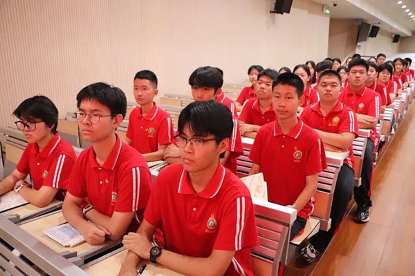 引导在场党员深刻认清“政绩为谁而树