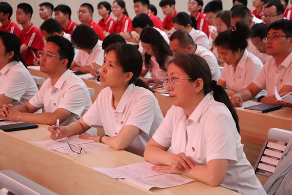 活动在庄严的升旗仪式中拉开帷幕