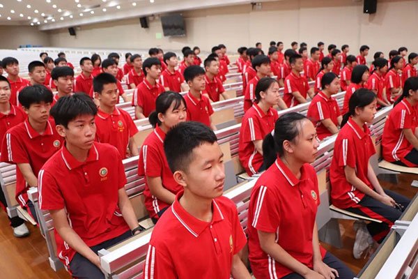 高二年级师生代表整齐端坐
