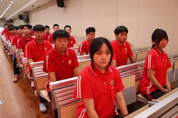 全体师生集体观看了爱国主义纪录片《一